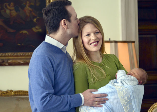 КАРАЂОРЂЕВИЋИ ПРЕДСТАВИЛИ НАСЛЕДНИКА: Дедине сузе за малог принца (ФОТО+ВИДЕО)